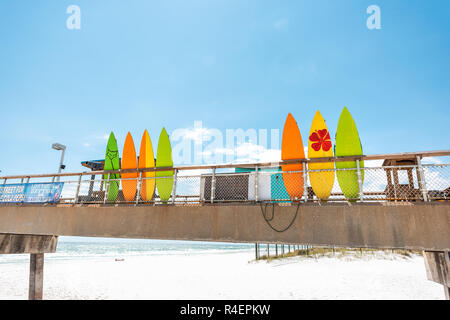 Fort Walton Beach, USA - 24. April 2018: Okaloosa Island Fishing Pier in Florida Panhandle, im Golf von Mexiko während der sonnigen Tag, Wasser, bunte surfbo Stockfoto