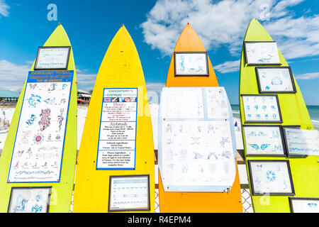 Fort Walton Beach, USA - 24. April 2018: Okaloosa Island Fishing Pier in Florida Panhandle, im Golf von Mexiko während der sonnigen Tag, Nahaufnahme von bunten Su Stockfoto