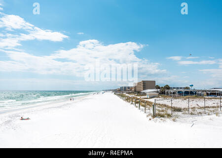 Fort Walton Beach, USA - 24. April 2018: Okaloosa Island in Florida während des Tages im Pfannenstiel, Golf von Mexiko während der sonnigen Tag, die Küste mit Gebäuden Stockfoto