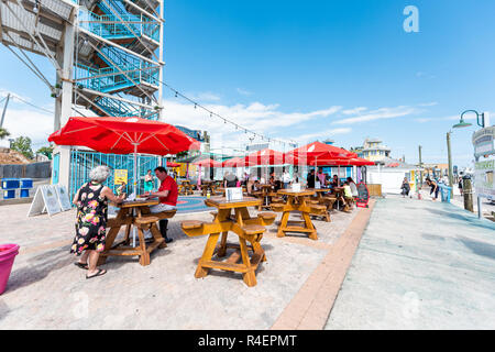 Destin, USA - 24. April 2018: Stadt Stadt Harborwalk village Hafenpromenade während der sonnigen Tag in Florida Panhandle Golf von Mexiko, Touristen Menschen sitt Stockfoto