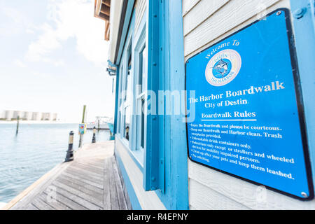 Destin, USA - 24. April 2018: Nahaufnahme der Stadt Stadt Dorf blauen Schild Regeln durch Hafenpromenade während der sonnigen Tag in Florida Panhandle Golf von Mexiko Stockfoto