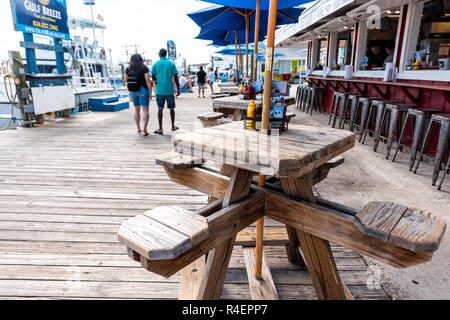 Destin, USA - 24. April 2018: Stadt Stadt Harborwalk village Hafenpromenade in Florida Panhandle Golf von Mexiko, Touristen, Leute, Restaurant Stockfoto