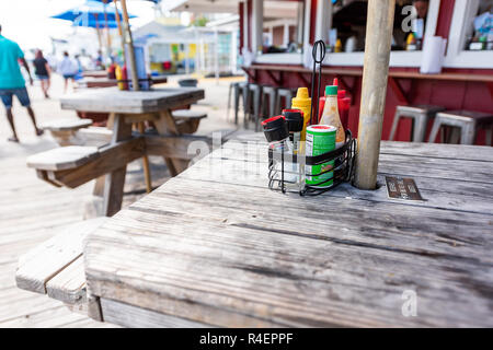 Destin, USA - 24. April 2018: Stadt Stadt Harborwalk village Hafenpromenade in Florida Panhandle Golf von Mexiko, Touristen, Leute, Restaurant Stockfoto