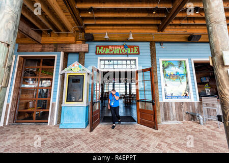 Destin, USA - 24. April 2018: Eingang Margaritaville Restaurant, Bar während der Tag in Florida Panhandle Golf von Mexiko Stockfoto