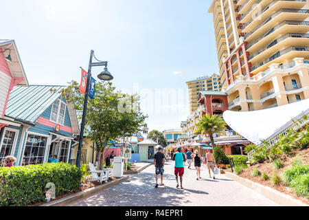 Destin, USA - 24. April 2018: Stadt Stadt's village Pirate Gasse auf Hafenpromenade während der sonnigen Tag in Florida Panhandle Golf von Mexiko, Touristen peop Stockfoto