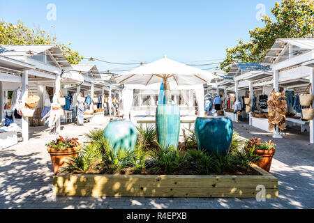 Seaside, USA - 25. April 2018: Shopping Mall, Markt Park Square Center in der historischen Stadt Stadt Beach Village während der sonnigen Tag in Florida panhan Stockfoto