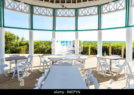 Seaside, USA - 25. April 2018: Holzpavillon vom Meer mit Wasser, Pavillon in Florida, Architektur, während sonniger Tag, Schritte zum Strand Stockfoto