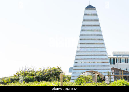 Seaside, USA - 25. April 2018: Holz- Obe Pavillon Tower von David Coleman closeup von Strand, Meer und Küste, Pavillon in Florida, Architektur, Anzeigen Stockfoto