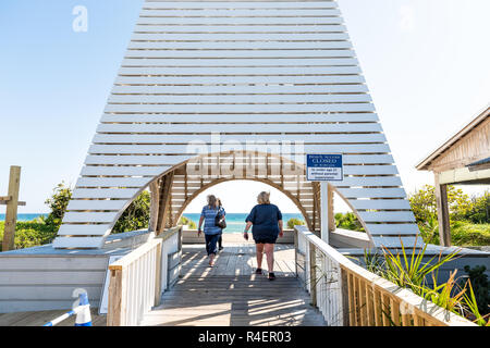 Seaside, USA - 25. April 2018: Holz- Obe Pavillon tower closeup von Strand, Meer und Menschen zu Fuß, Pavillon in Florida, Architektur, während Sunn Stockfoto