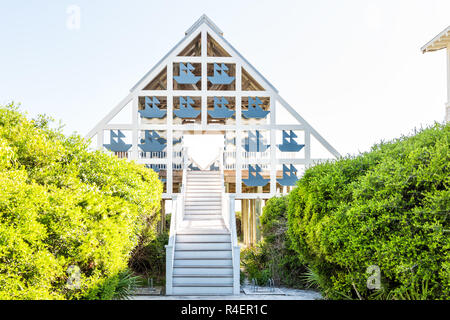 Seaside, USA - 25. April 2018: Holzpavillon closeup von Strand Meer, niemand, Pavillon in Florida, Architektur, Schritte während der sonnigen Tag anzeigen Stockfoto