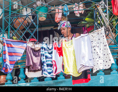 Havanna, Kuba - vom 25. Juli 2018: Die kubanischen Frauen ist ihre Wäsche aufhängen auf ihrem Balkon in Havanna Kuba zu trocknen. Stockfoto
