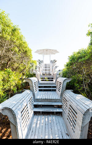 Nahaufnahme des vertikalen Holzpavillon Treppe zum Strand Meer mit Sonnenschirm, Schritte in Florida, Sand, grünen Sträuchern, Pflanzen, niemand Leer la Stockfoto