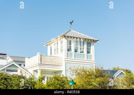 Seaside, USA - 25. April 2018: Holzhäuser tower Architektur von Strand Meer, niemand in Florida Ansicht während der sonnigen Tag Stockfoto