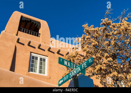 Straßenschild für die historische Old Santa Fe Trail und Pueblo Stil Adobe Gebäude in Santa Fe, New Mexico Stockfoto