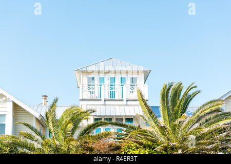 Holz- Haus Turm New Urbanism moderne Architektur von Strand Meer, niemand in Florida Ansicht während der sonnigen Tag Stockfoto