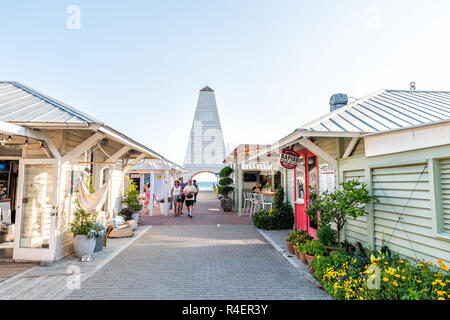 Seaside, USA - 25. April 2018: Einkaufszentrum Park Square Center in der historischen Stadt Stadt Beach Village während der sonnigen Tag in Florida Panhandle, weiß Archi Stockfoto