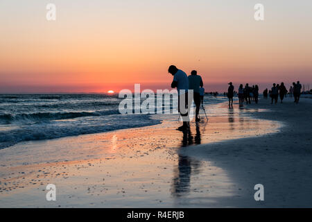 Sarasota, USA Sonnenuntergang in Siesta Key, Florida mit Küste Küste Ozean Golf von Mexiko am Strand Land, Silhouette am Horizont suchen, r Stockfoto