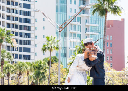 Sarasota, USA - 28. April 2018: Nahaufnahme der bedingungslosen Kapitulation küssen Statue in Florida City während der sonnigen Tag, bauten auf Bayfront Stockfoto
