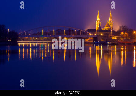 Nachtansicht von Szeged Stadt in Ungarn Stockfoto