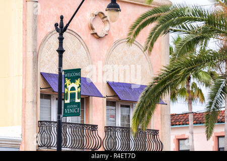 Venedig, USA - 29. April 2018: Zeichen in kleinen Florida Ruhestand Stadt Willkommen, oder Dorf mit bunten Architektur, im Golf von Mexiko, Palm Tree Stockfoto