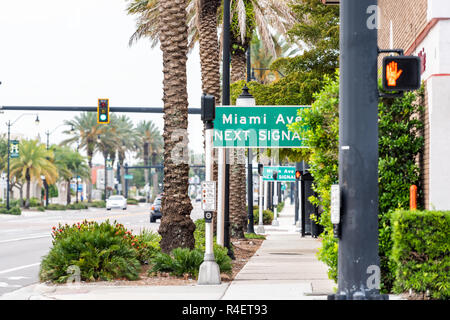 Venedig, USA - 29. April 2018: Miami Avenue signal Anmelden kleine Florida Ruhestand Stadt, Gemeinde oder Dorf mit bunten Architektur, im Golf von mexic Stockfoto