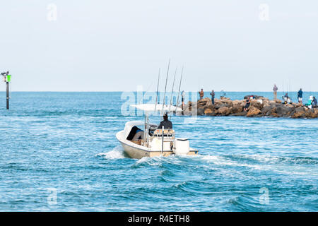 Venedig, USA - 29. April 2018: Viele Menschen Fischer auf felsigen Pier in Florida Ruhestand Stadt Strand, Stadt oder Dorf im Golf von Mexiko mit Ro Stockfoto
