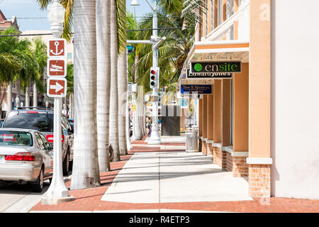 Fort Myers, USA - 29. April 2018: Stadt Stadt Bürgersteig Straße während der sonnigen Tag in Florida Golf von Mexiko Küste, Shopping, geparkte Autos Stockfoto