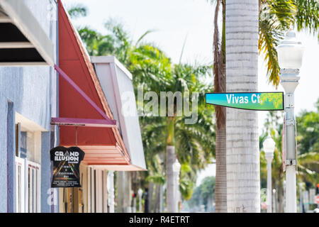 Fort Myers, USA - 29. April 2018: Stadt Stadt Bürgersteig Straße während der sonnigen Tag in Florida Golf von Mexiko Küste, Shopping, Zeichen für Vivas Gericht bunte Stockfoto