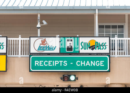 Fort Myers, USA - 29. April 2018: Straße Straße Straße grüne Schilder für Spielraum in Florida mit sunpass Maut, Quittungen, auf Sanibel Island Bridge ändern c Stockfoto