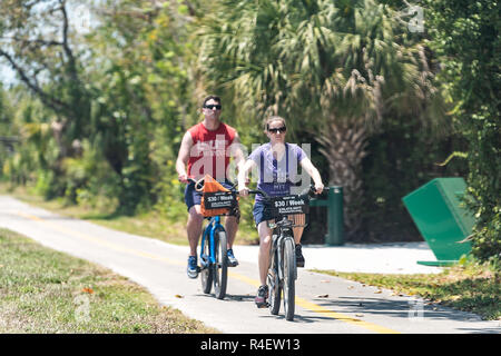 Sanibel Island, USA - 29. April 2018: Captiva Menschen Reiten Fahrräder Fahrräder auf der Spur Bürgersteig im Park von Strand und Straße in Fort Myers, Florida Stockfoto