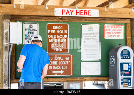 Sanibel Island, USA - 29. April 2018: Bowman's Beach in der Nähe von Captiva Island mit Mann, kostenpflichtige Parkplätze gegen Gebühr zu zahlen, Zeichen Stockfoto