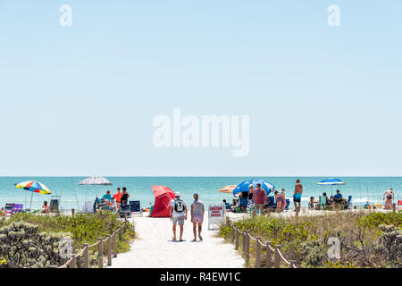 Sanibel Island, USA - 29. April 2018: Bowman's Beach mit sandigen Weg, Pfad, Gehweg, Zaun, viele Menschen, Menschenmenge überfüllten Küste, Küste schälen, Bea Stockfoto