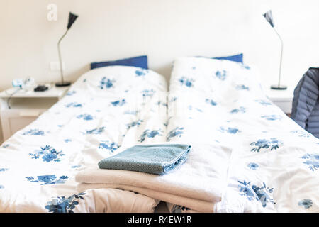 Neue, saubere europäische Zweibettzimmer Doppelzimmer Queen-Size-Bett mit Daunendecke Tabelle, Lampen, dekorative blaue Kissen im Schlafzimmer staging Modell Heim, Haus Wohnung, Bettwäsche i Stockfoto