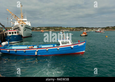 Der Hafen von Hugh Town, St Marys, Scilly-inseln mit dem scillonian Fähre und andere kleine Boote und Fähren in der Frühlingssonne. Stockfoto