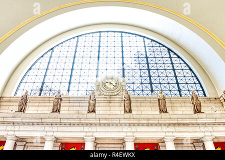 Washington DC, USA - 27. Oktober 2017: Distrikt von Columbia Union Bahnhof Amtrak transportation Hub mit bis suchen, Low Angle View auf, Stockfoto