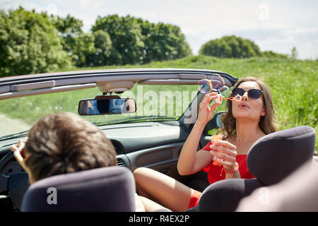 Freunde fahren im Auto und Seifenblasen Stockfoto