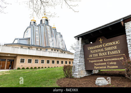 Washington DC, USA - April 1, 2018: Ukrainische Katholische Heiligtum der Heiligen Familie mit Kirche goldene Kuppel Kuppeln, Außen, Zeichen, Gr Stockfoto