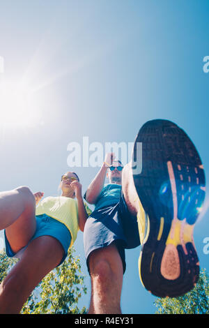 Ansicht von unten Beschnittenes Bild von zwei Menschen in Turnschuhen Stockfoto