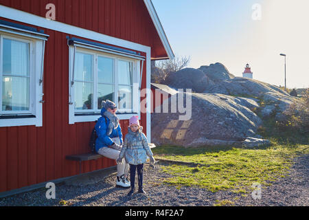 Attraktive junge Frau mit ihrem kleinen niedlichen Tochter verbringen die Zeit zusammen im Freien Stockfoto
