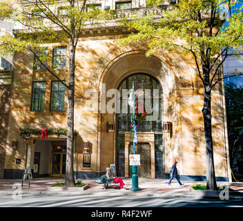 CHARLOTTE, NC, USA -11/21/18: Tryon Plaza Bürogebäude in Uptown. Stockfoto