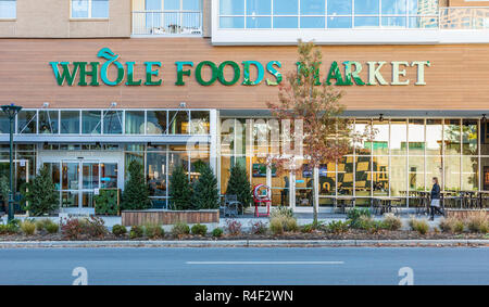 CHARLOTTE, NC, USA -11/21/18: Ein Whole Foods Market in Uptown Charlotte. Stockfoto