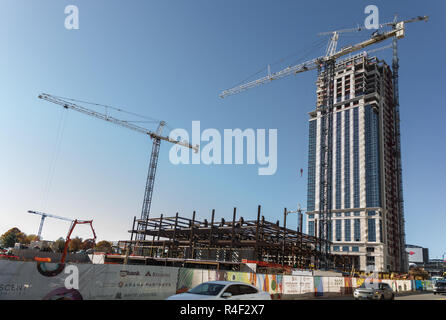 CHARLOTTE, NC, USA -11/21/18: Fünf Baukräne im neuen Gebäude vor der Carolina Panthers Stadion. Stockfoto