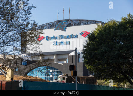 CHARLOTTE, NC, USA -11/21/18: Ein Zeichen und Torbogen für die Carolina Panthers Stadium, mit laufenden Bauarbeiten. Stockfoto