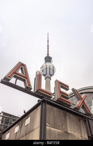Deutschland, Berlin, Alexanderplatz, bis zu den Fernsehturm suchen. 1.197 Fuß hoch (368 Meter) der Berliner Fernsehturm Fernsehturm ist das höchste Gebäude in Ber Stockfoto