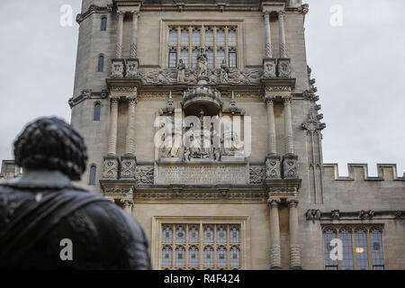 Architektonische Merkmale innerhalb der internen Grenzen im Innenhof des Alten Bodleian Library in Oxford. Stockfoto