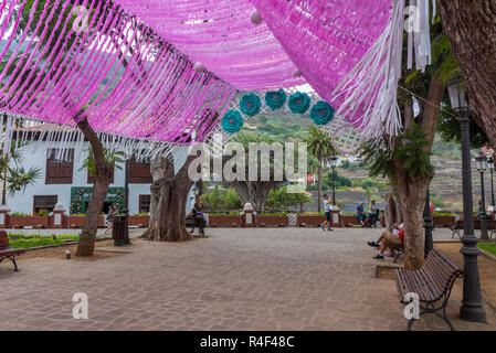 Feier im Park in der Nähe der Drachenbaum Drago de Icod in Icod de los Vinos Teneriffa Kanarische Inseln Spanien Stockfoto