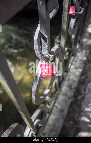 Liebe Schleusen angelegt sein, über eine kleine Fußgängerbrücke in der schönen Umgebung des Englischen Garten in München, Deutschland. Stockfoto