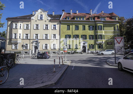 Gesehen, nicht weit vom Englischen Garten in München ist das klassische deutsche Architektur in Form von Wohnhäusern. Stockfoto