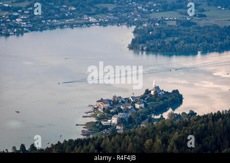 Abendlicher Blick vom Aussichtsturm Pyramidenkogel auf Berge und Wörthersee, Kärnten, Österreich Stockfoto