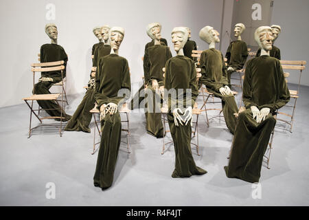 Gruppe von 13 (Hommage an Amnesty International). Textile Figuren Schweizer Künstlerin Eva Aeppli angezeigt am Centre Pompidou Museum für Kunst in Malaga Spanien. Stockfoto